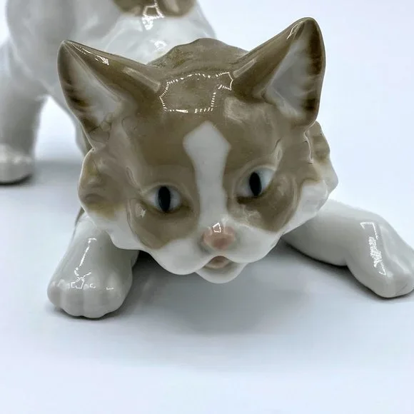 Retired LLADRO "Playful Cat #5019" figurine, 4.5" mint
